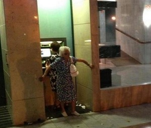 foto orang menggunakan ATM dengan tingkah pola lucu