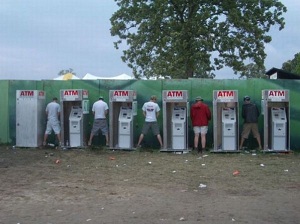 foto orang menggunakan ATM dengan tingkah pola lucu