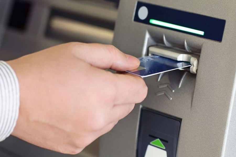 Memasukkan kartu ATM salah terbalik