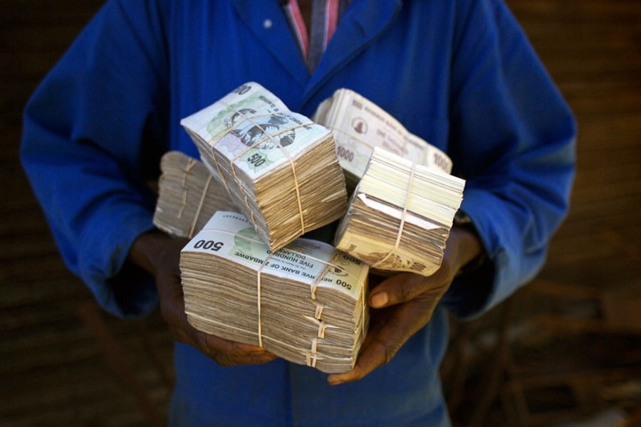 Foto menggambarkan betapa murahnya mata uang dolar Zimbabwe