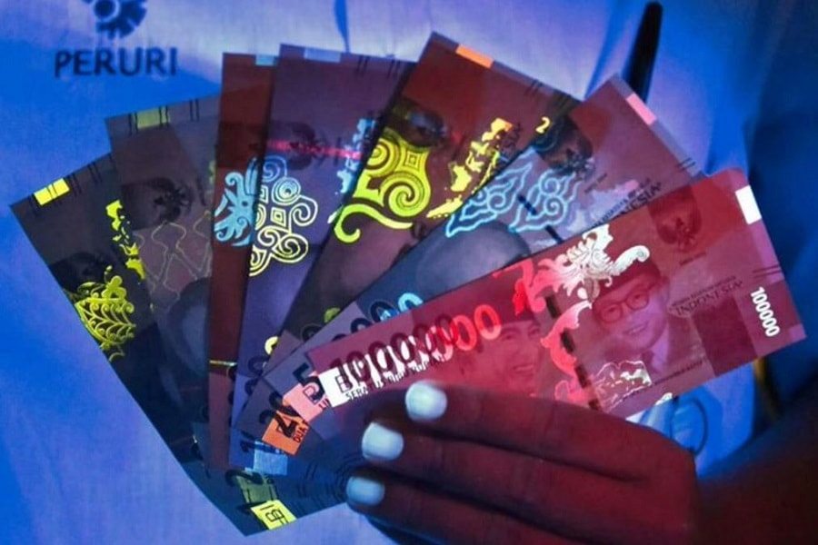 Keindahan uang kertas terbaru Indonesia disinari lampu ultraviolet